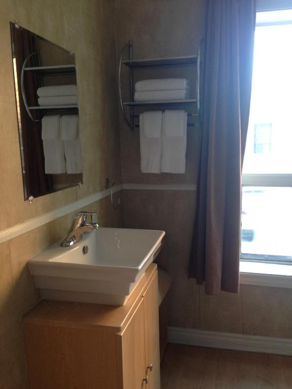 
Basic Room with Double Bed and Shared Bathroom
