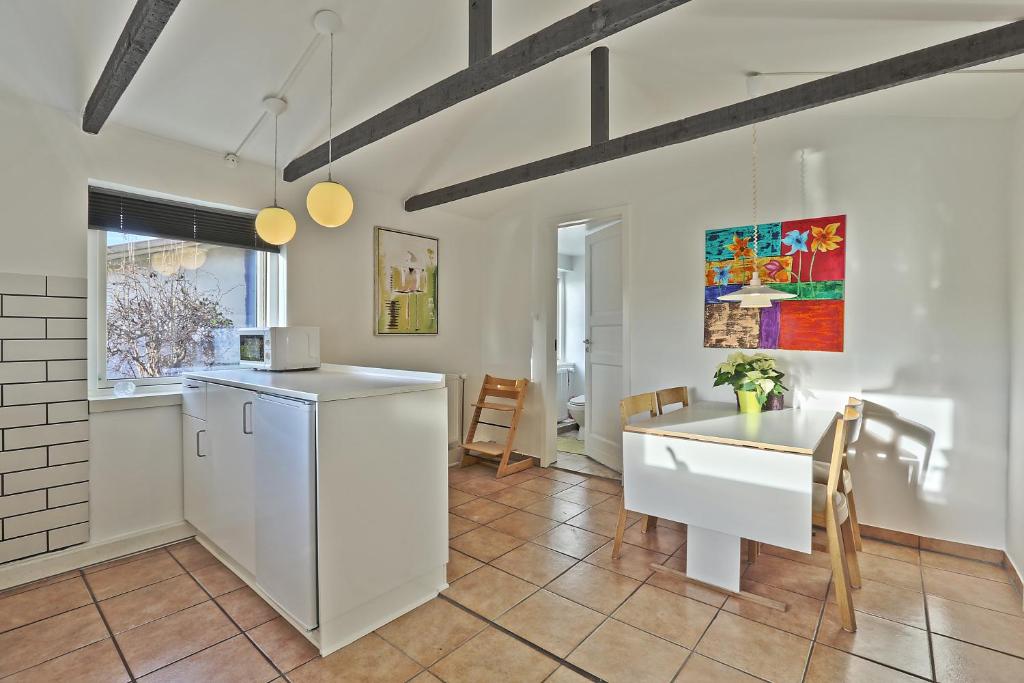 Kuchyň nebo kuchyňský kout v ubytování Strandens Apartment