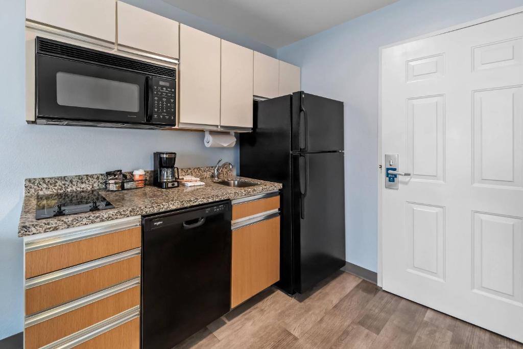 MainStay Suites Cincinnati Blue Ash - Standard Queen Room - Non-Smoking