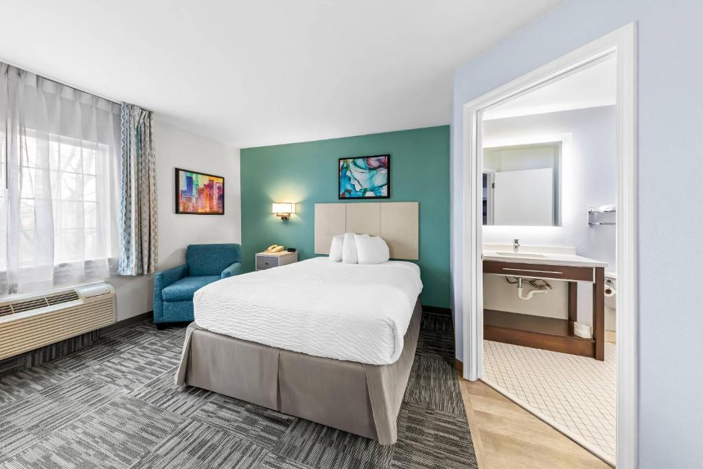 MainStay Suites Cincinnati Blue Ash - Queen Suite With Sofa Bed - Non-Smoking
