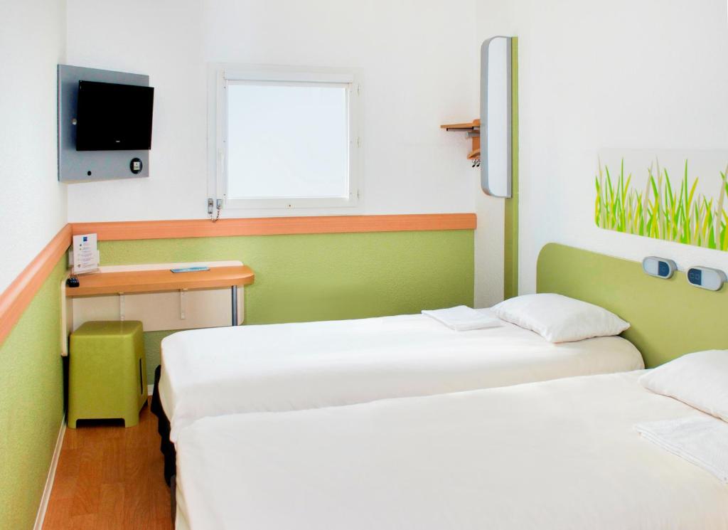Postel nebo postele na pokoji v ubytování ibis budget Concarneau