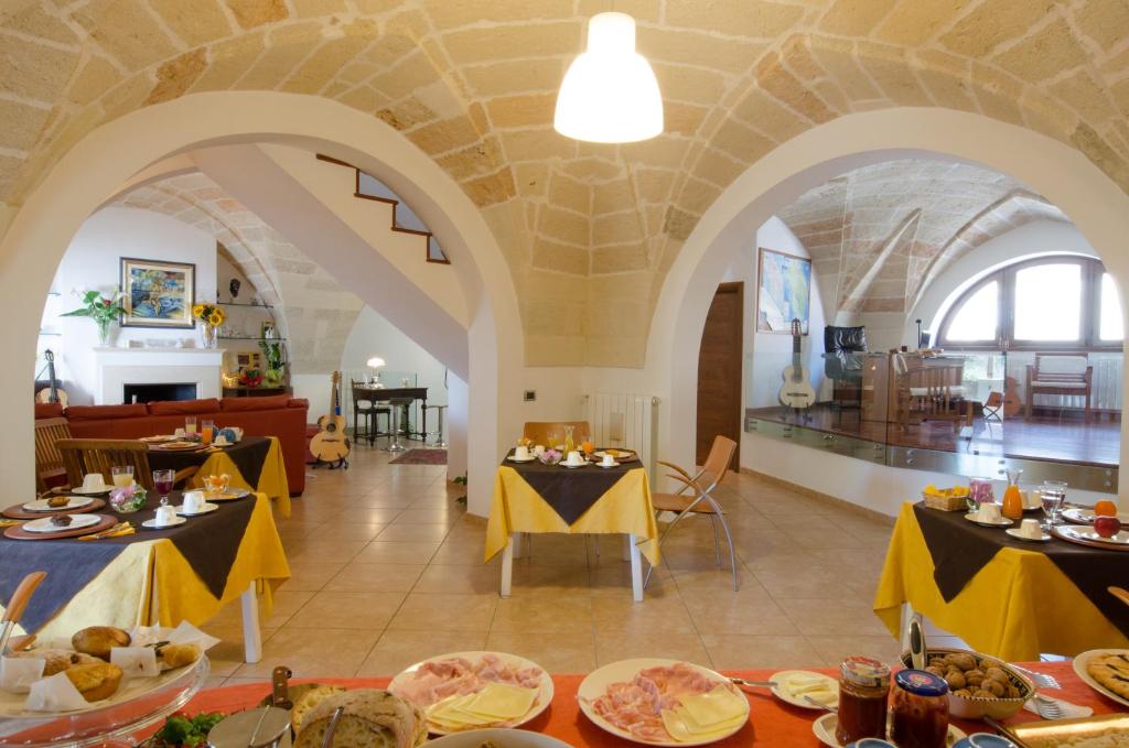 un restaurante con dos mesas con comida. en B&B L'Antica Rimessa, en Lecce