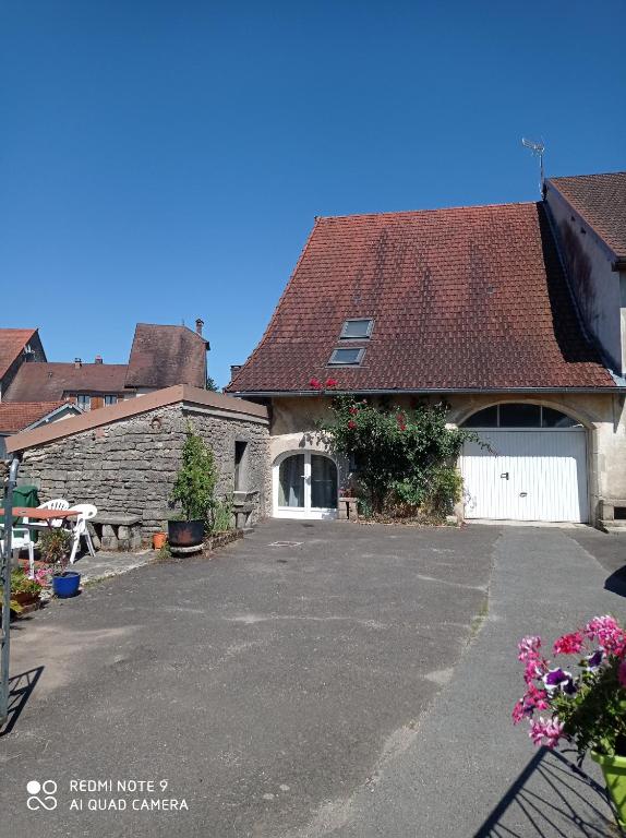 an empty parking lot in front of a house at l'Echappée Crançotine in Crançot