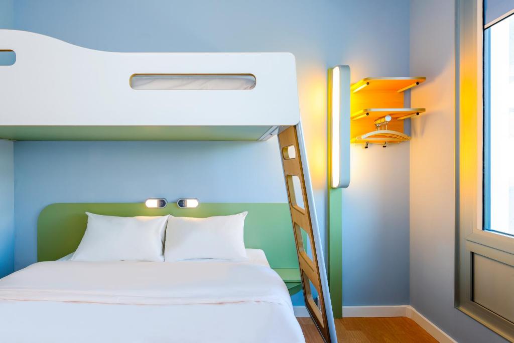 Postel nebo postele na pokoji v ubytování ibis budget Concarneau