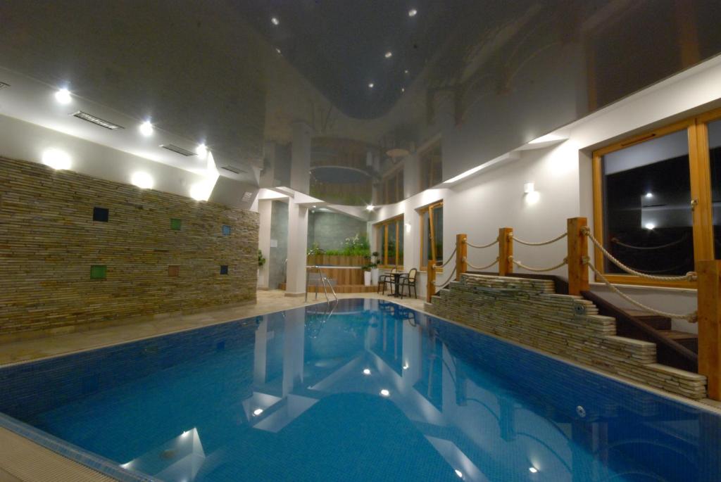 una gran piscina en una habitación de hotel con piscina en Viva Maria Zakopane, en Zakopane