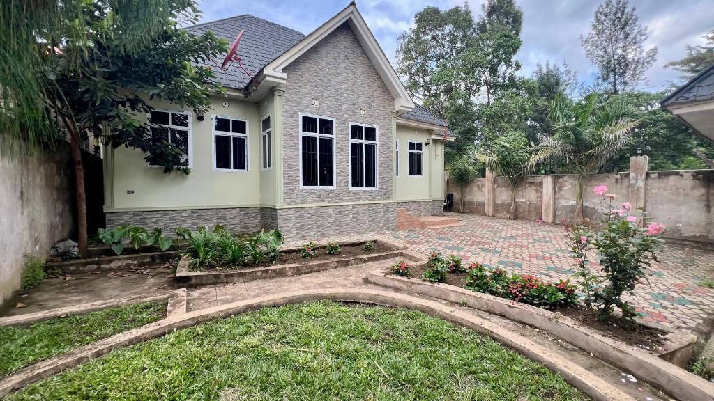 una casa con un jardín delante en Yoyo Celestial Home, en Arusha