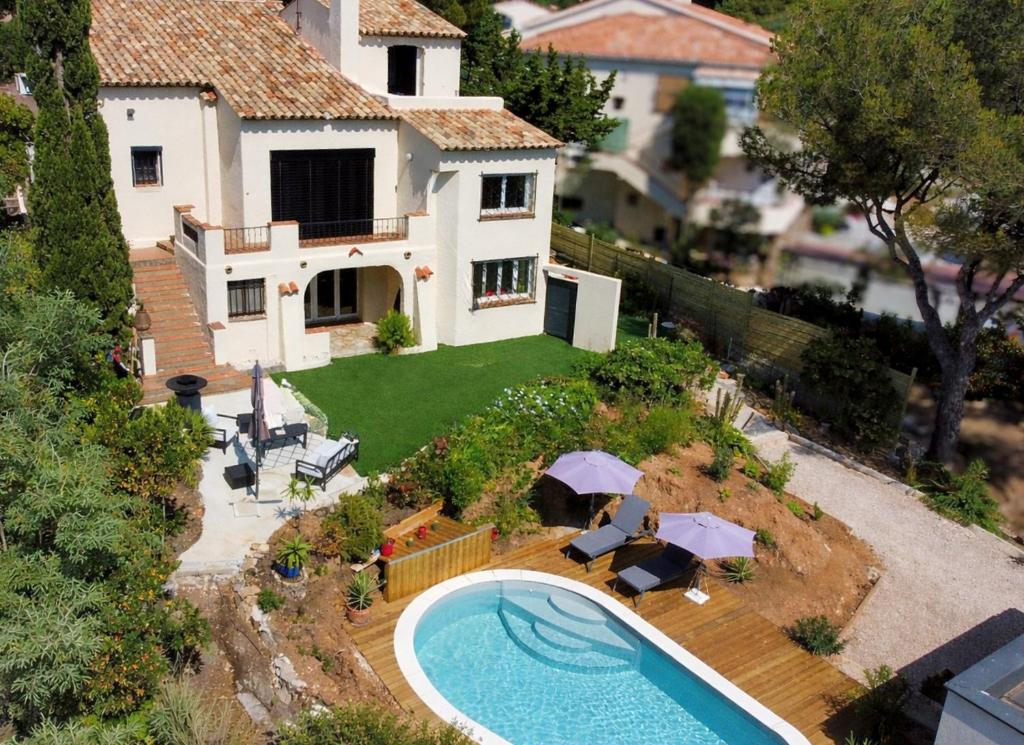 Villa avec piscine et vue mer à 700 m de la plage