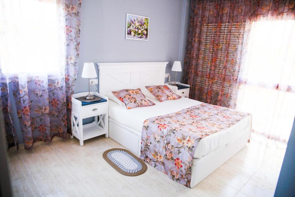 ein kleines Schlafzimmer mit einem weißen Bett und einem Fenster in der Unterkunft Apartments Beach Club in Lloret de Mar