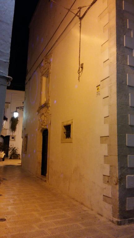 eine Ecke eines großen weißen Gebäudes mit Fenster in der Unterkunft La Dimora del Beato in Martina Franca