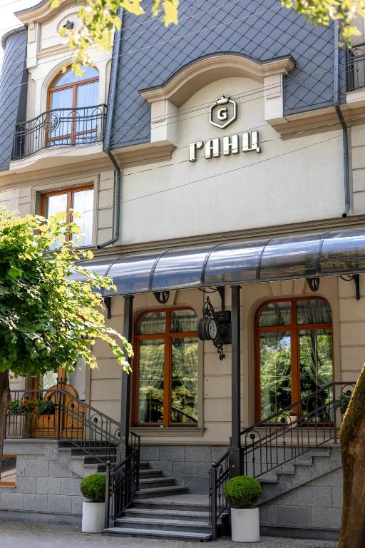 Ein Gebäude mit einem Schild, auf dem „Run“ steht in der Unterkunft GANZ Hotel & Spa in Iwano-Frankiwsk