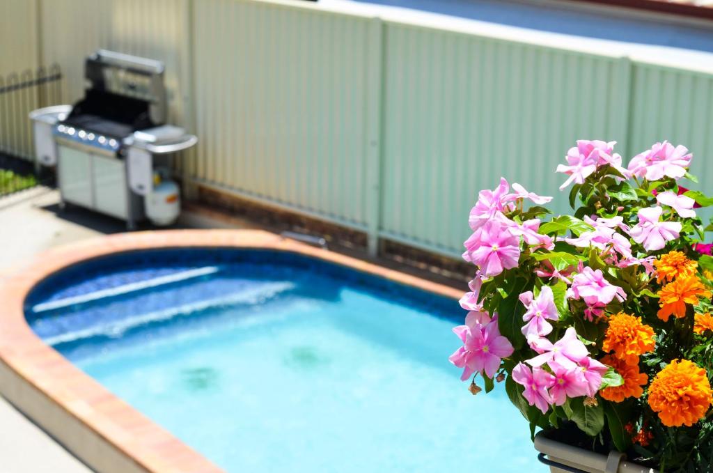 Bazén v ubytování Golden Beach Motor Inn, Caloundra nebo v jeho okolí
