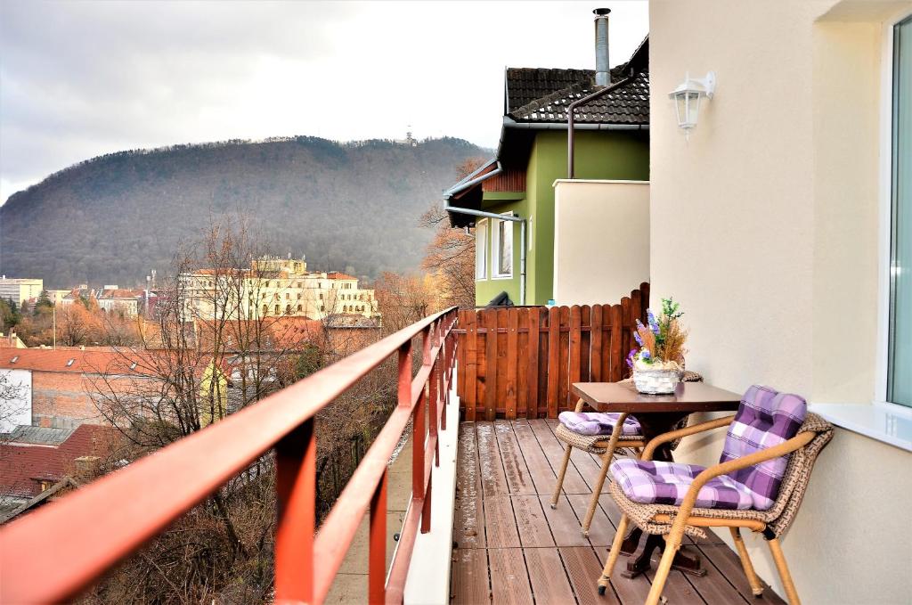 Nespecifikovaný výhled na hory nebo výhled na hory při pohledu z penzionu