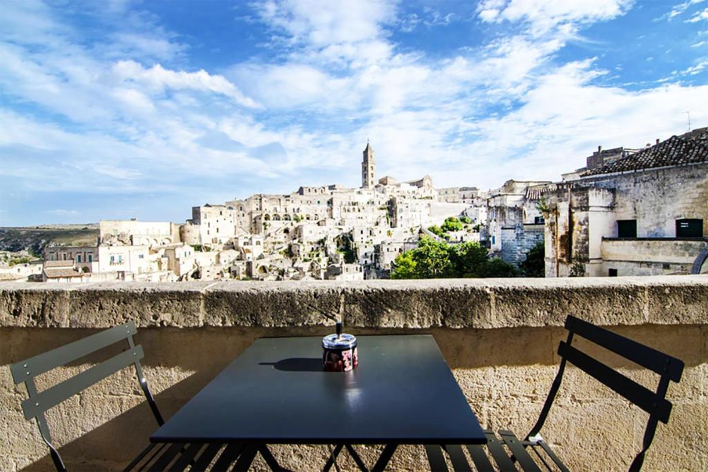 una mesa y una silla con vistas a la ciudad en La Casa Di Gio' en Matera