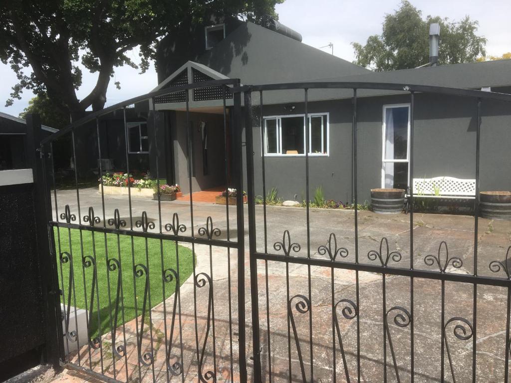 una puerta delante de una casa en Sandy Feet Accommodation, en Christchurch