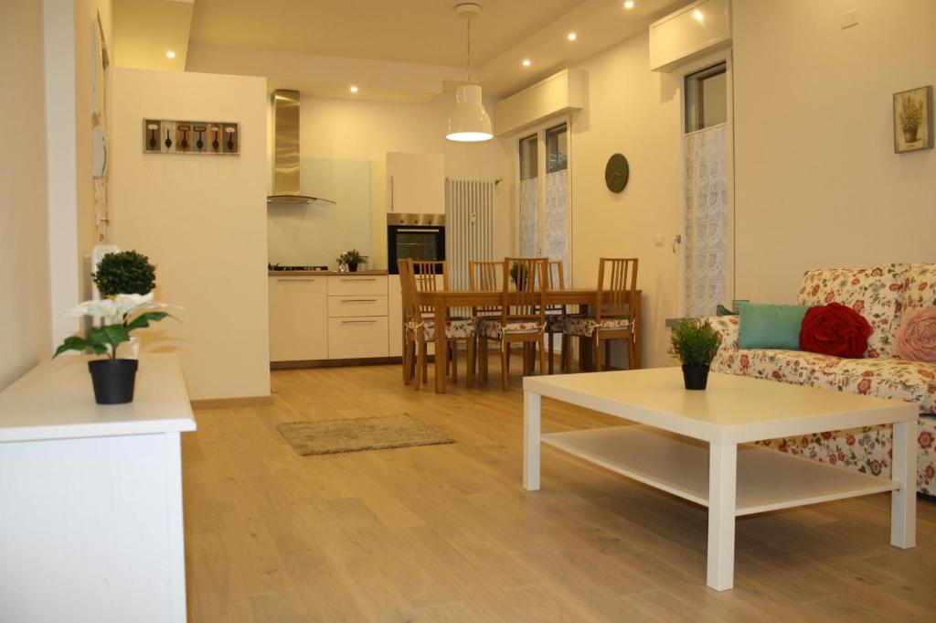 salon z kanapą i stołem w obiekcie La casa di Kro w Bolonii
