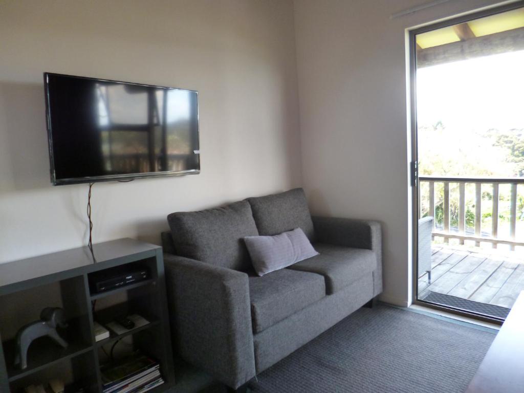 TV a/nebo společenská místnost v ubytování Opua Boutique Seaview Motel