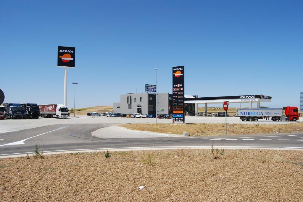 una gasolinera con una gasolinera en Hotel Area de Servicio Los Chopos, en Villaherreros