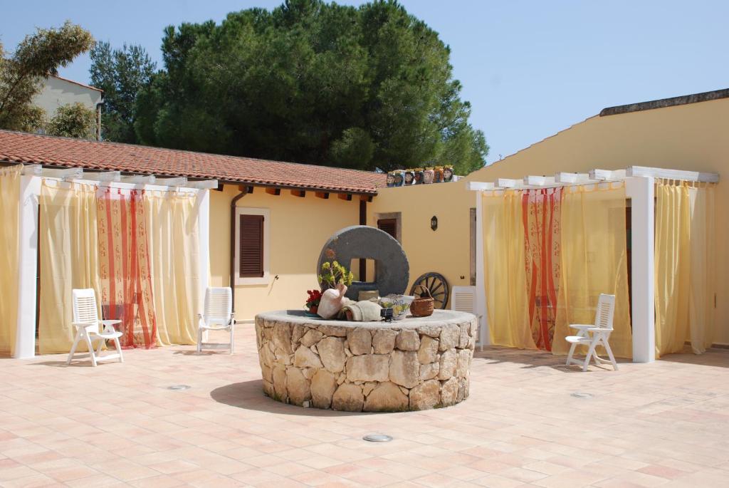 a patio with a fountain in front of a house at Terrauzza Sul Mare di Renata Emmolo in Syracuse