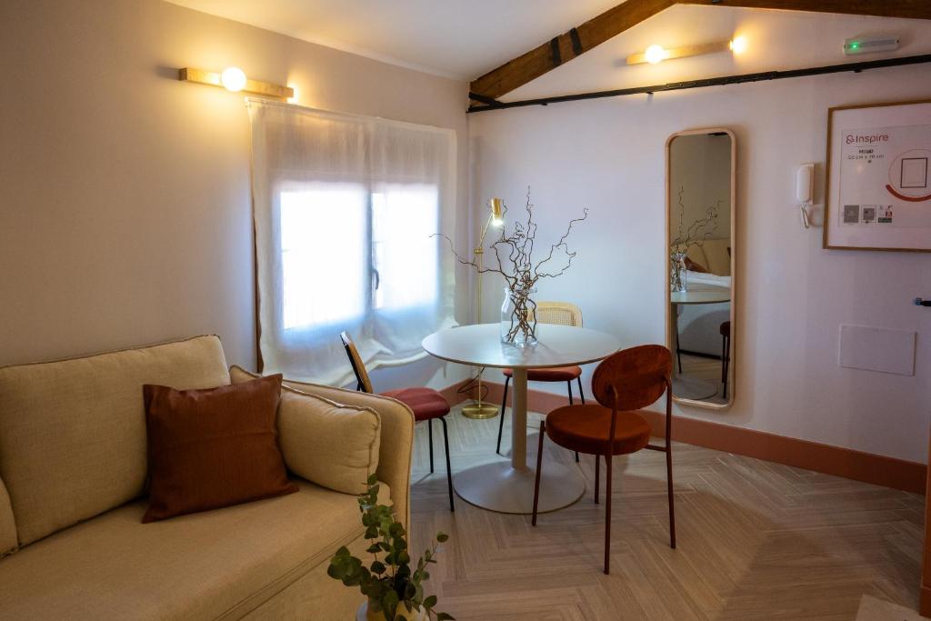 a living room with a couch and a table at Apartamentos 4Duques in Cáceres