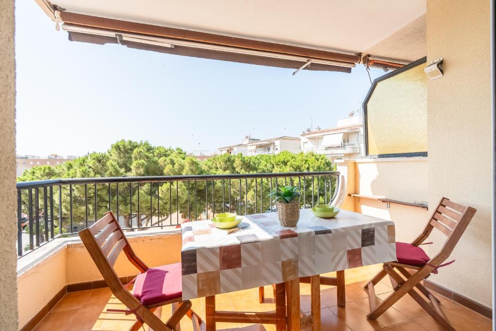 a table and chairs on a balcony with a view at Apartamento Serenity in Cunit