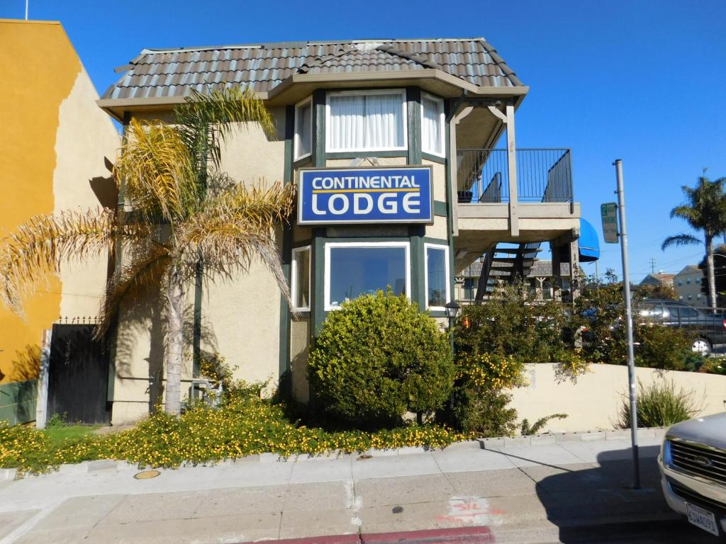 una casa con un cartel para un lodge comercial en Continental Lodge, en Oakland