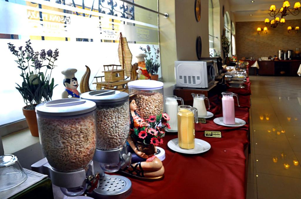 Comida en o cerca de este hotel