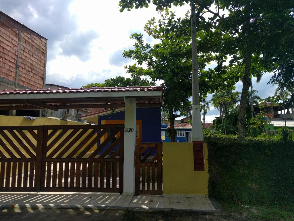 a wooden gate in front of a building at Casa Praia Boracéia Bertioga in Boracéia