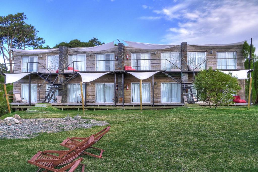 a large house with two chairs in front of it at Dalarna Små Hotell in Punta del Este