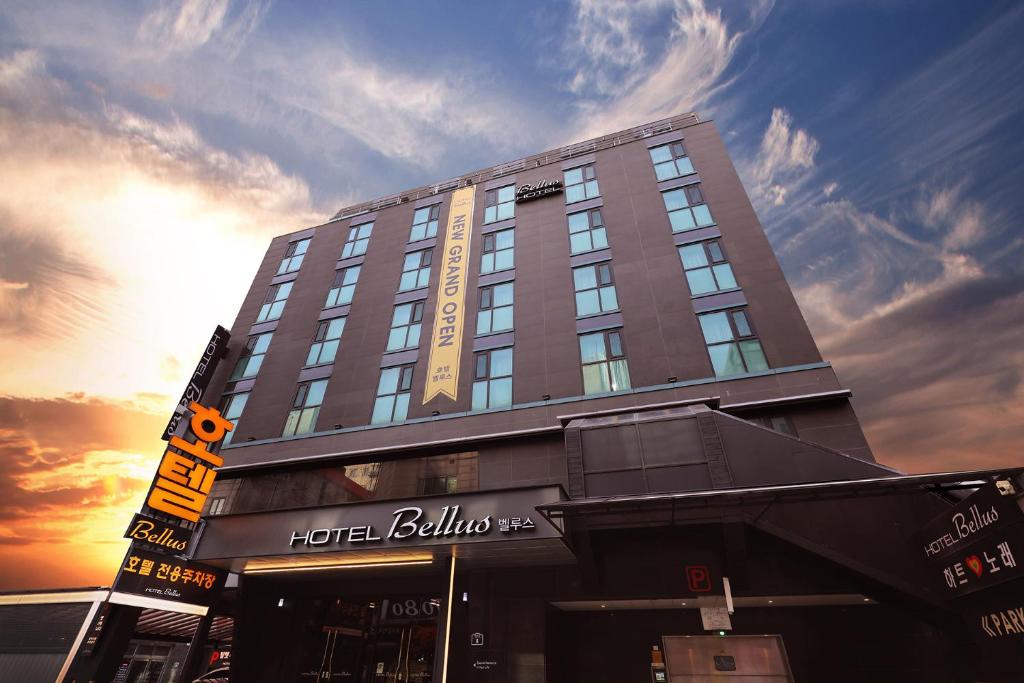 a hotel building with a sign in front of it at 동대문 벨루스 호텔 in Seoul
