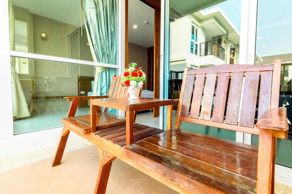 
Apartment with Pool View 
