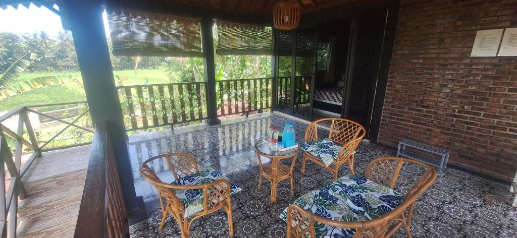 a porch with three chairs and a table with at Chez B&S Linares in Celep