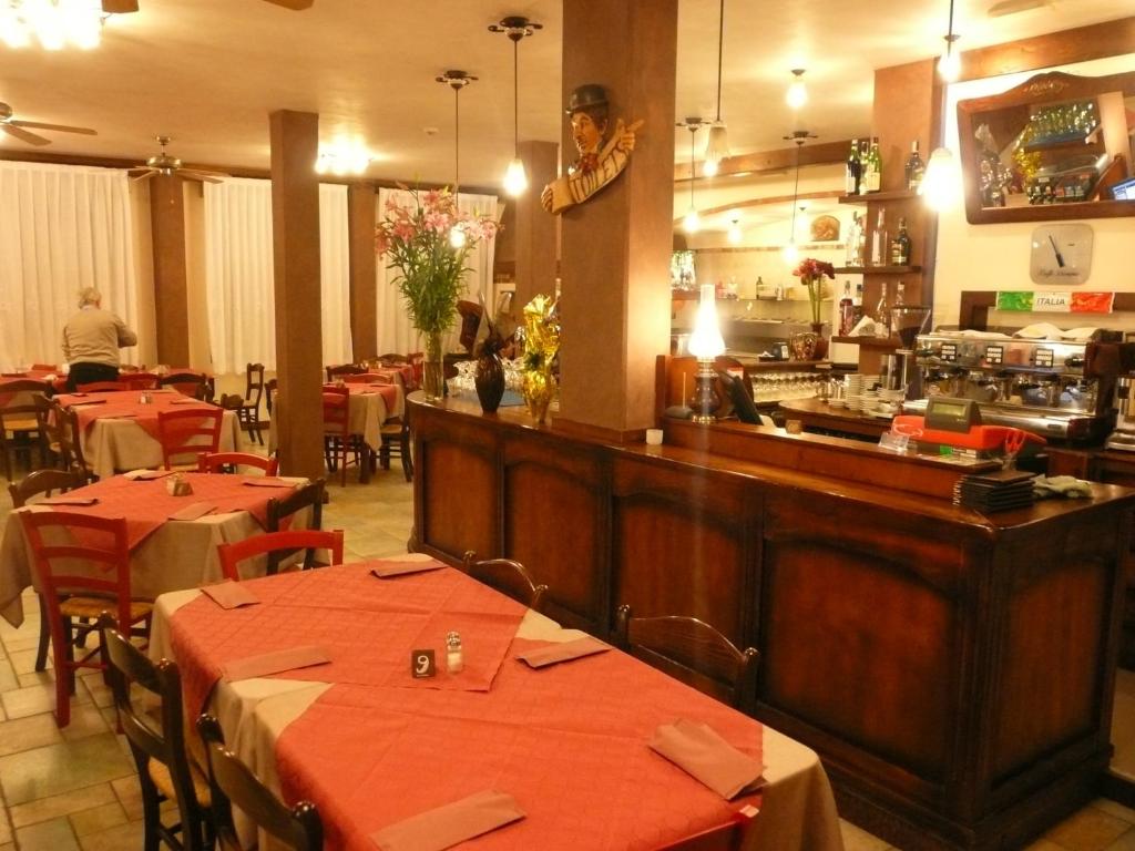 A restaurant or other place to eat at Hotel Danubio