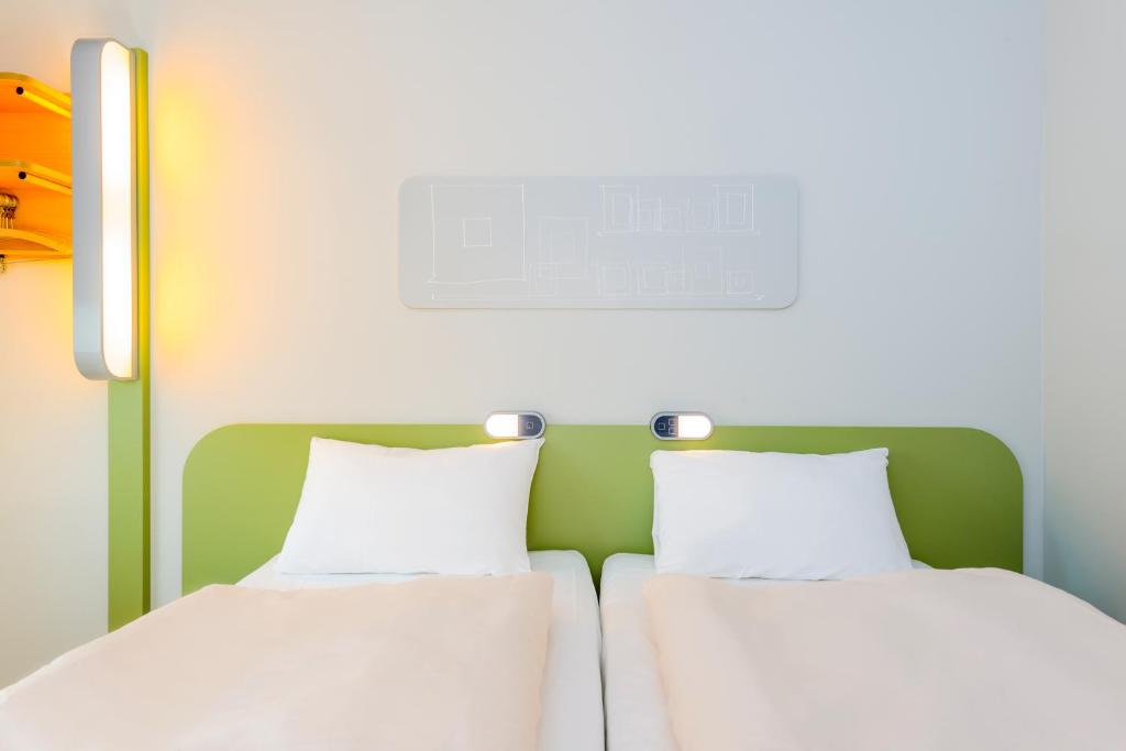 Postel nebo postele na pokoji v ubytování ibis budget Concarneau