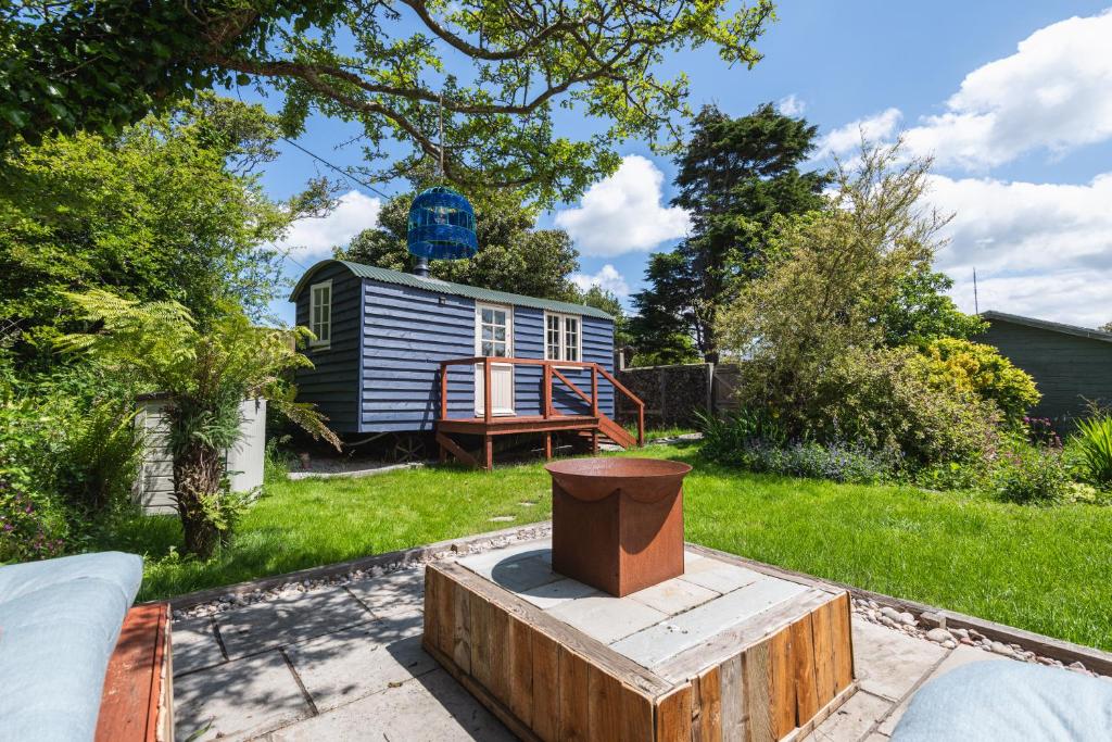 a tiny house in the backyard with a yard at Peace in Piece in Redruth