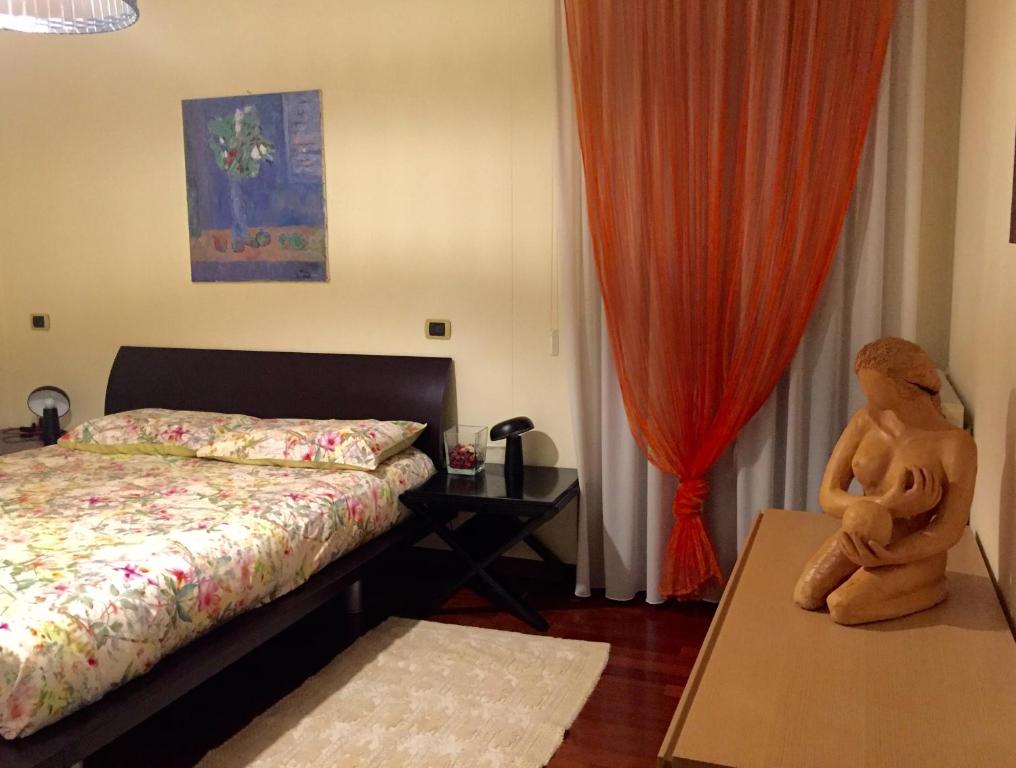 sypialnia z łóżkiem i misiem na stole w obiekcie Appartamento Rosa w Padwie