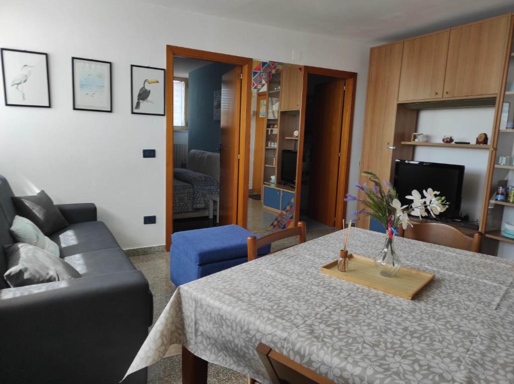 a living room with a table and a couch at il Rifugio di Franco e Silvia in San Benedetto del Tronto