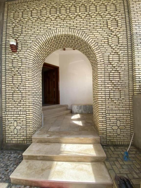 a brick wall with an archway in a room at Dar Tozeur in El Oudiane-Degache