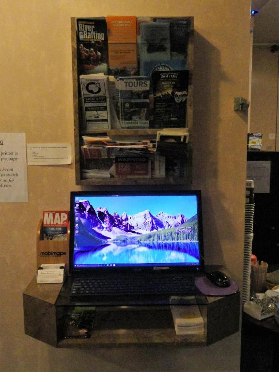 TV a/nebo společenská místnost v ubytování English Bay Hotel