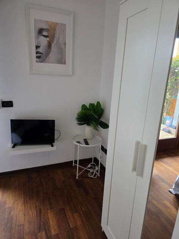 Modern Apartment with Pool & Lake View Luino - Appartement Met 1 Slaapkamer