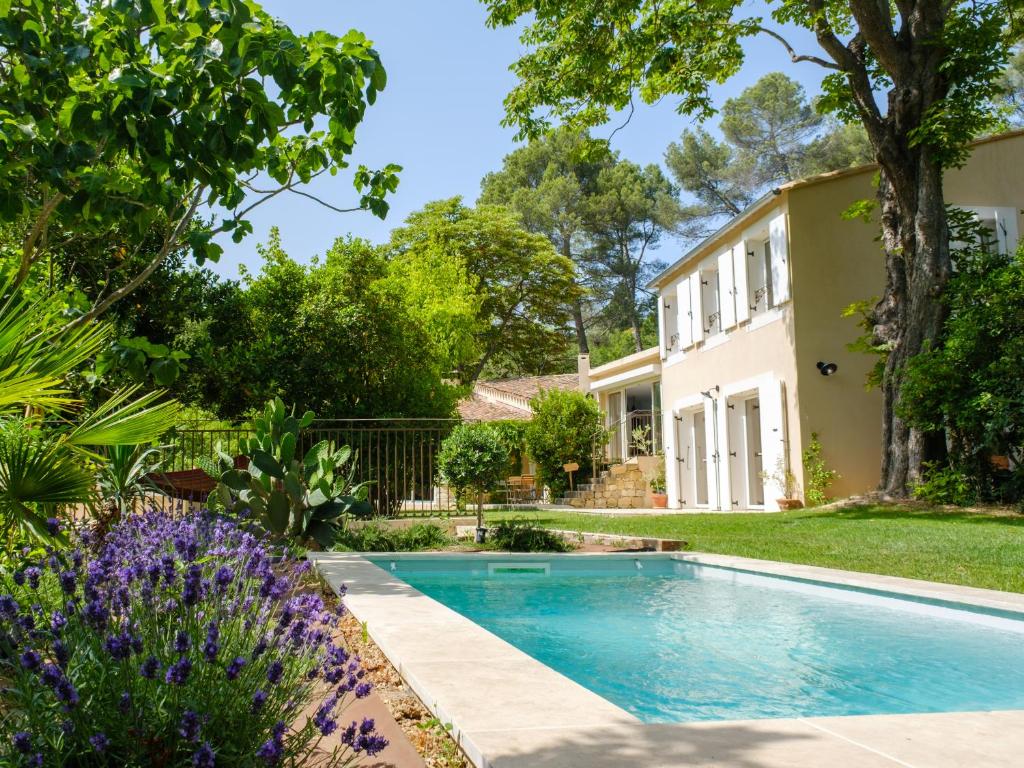 a house with a swimming pool in a yard at Villa Hélène in Aix-en-Provence