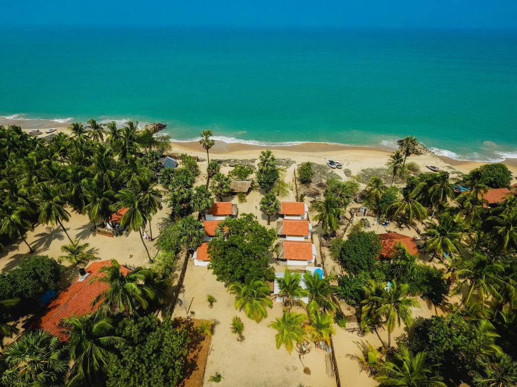 カルピティヤにあるOcean View Beach Resort - Kalpitiyaのヤシの木と海の空中を望むリゾートです。