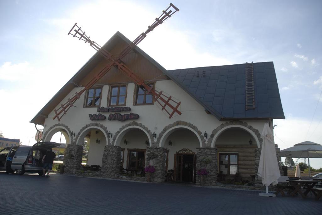 un edificio con un molino de viento encima en Karczma We Młynie, en Tuszyn