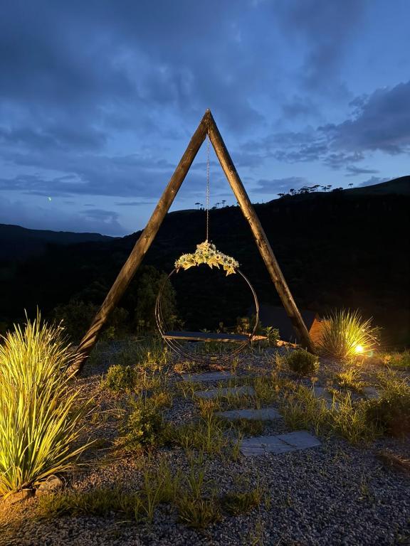 a basketaged altar in a field at night at Cabana Refúgio da Montanha in Alfredo Wagner