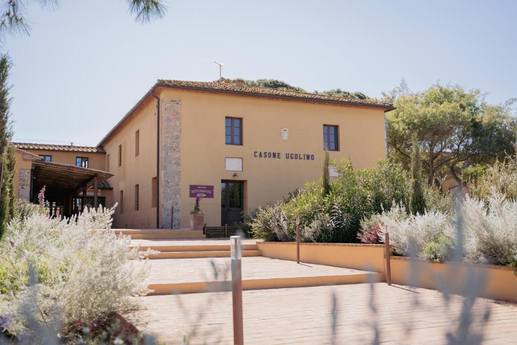 a building with a sign that reads chate farm at Casone Ugolino in Donoratico