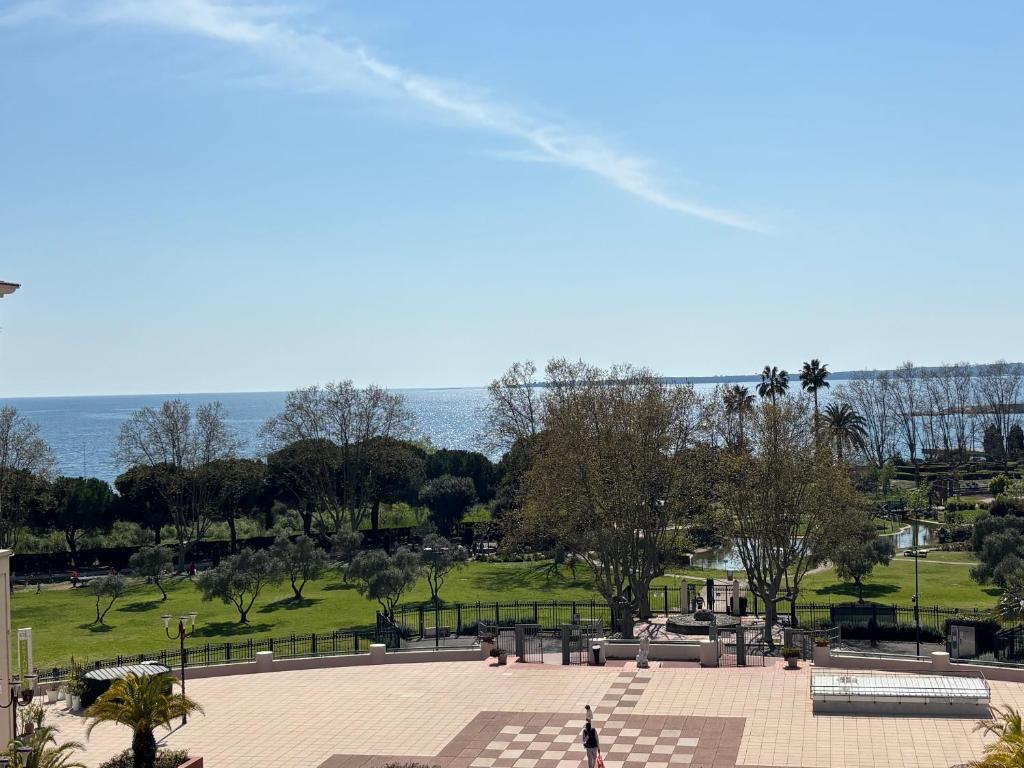 Dream vacation Apartment - Sea view, Pool, Park, 2 Min Walk to Beach, Parking