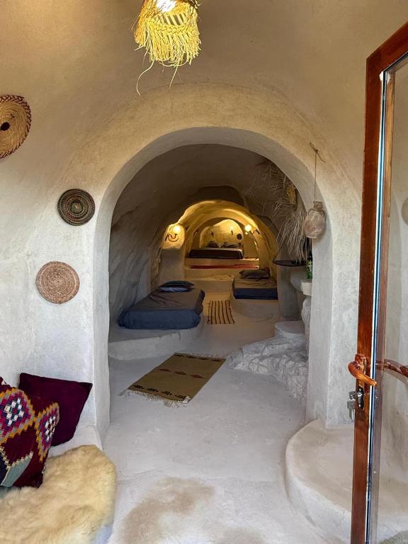a room with two beds in a snow tunnel at échappée troglodyte unique in Tūjān