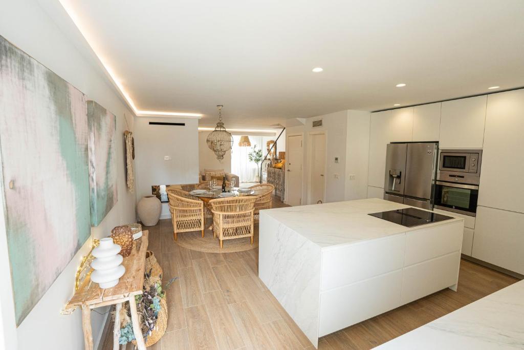 Luxury house with Swimming Pool, Garage and WIFI