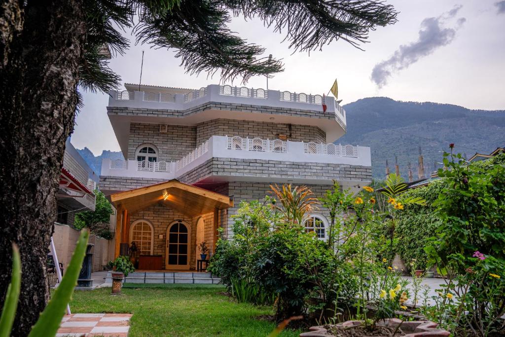 a house in the middle of a yard at White House By Kulut in Shamshi