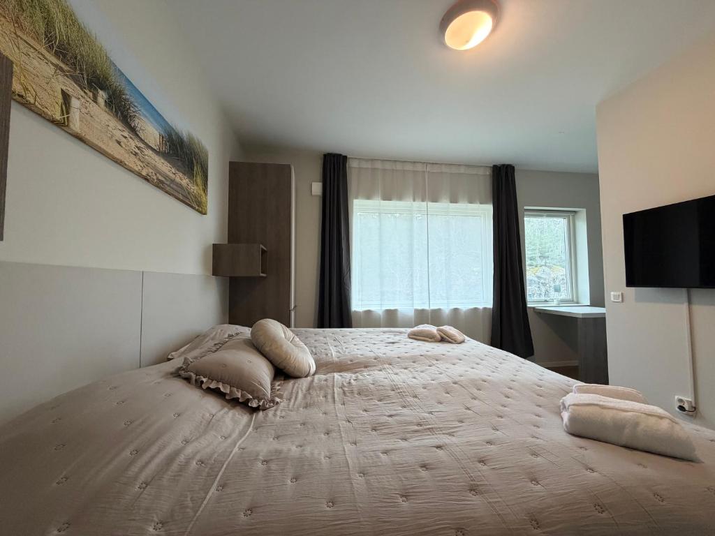 ein Schlafzimmer mit einem großen Bett mit Kissen darauf in der Unterkunft Vreta Hotel in Vretarna