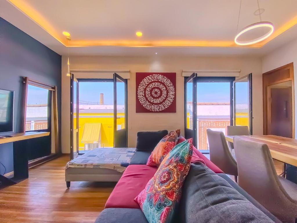 a living room with a couch and a tv at Spacious modern and centrally located in Puebla